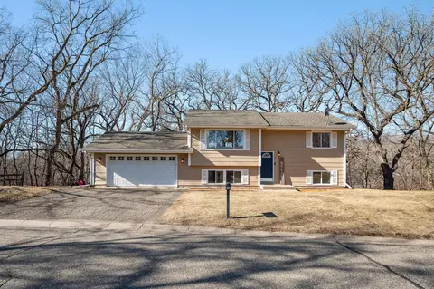 869 Howard Ln, Chaska, MN 55318