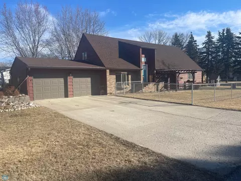 404 10th Ave E, Lisbon, ND 58054