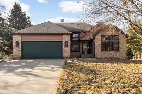 566 Oak Creek Dr S, Vadnais Heights, MN 55127