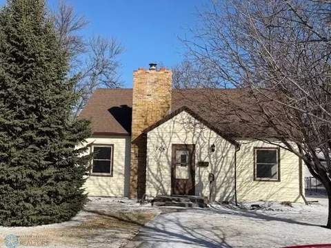 706 6th St N, Wahpeton, ND 58075