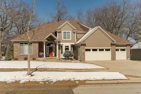 2207 Baihly Heights Dr SW, Rochester, MN 55902