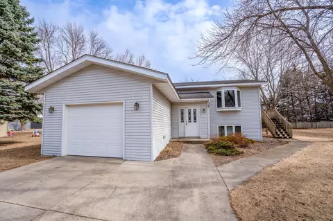 307 Pine St SW, New London, MN 56273