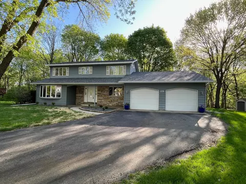 19 Robin Ct, North Mankato, MN 56003