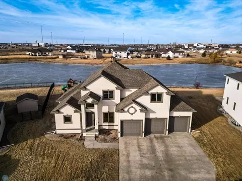 1914 Burlington Ln, West Fargo, ND 58078