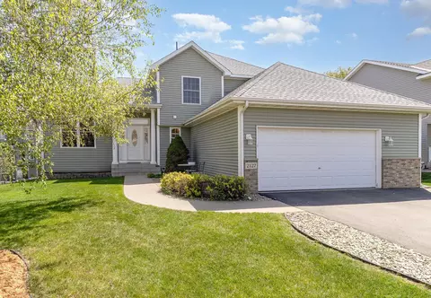 2127 Ormond Dr, Shakopee, MN 55379