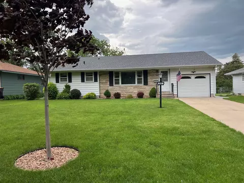 960 Apgar St S, Shakopee, MN 55379