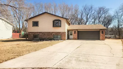 7946 Fairfield Cir, Brooklyn Park, MN 55444