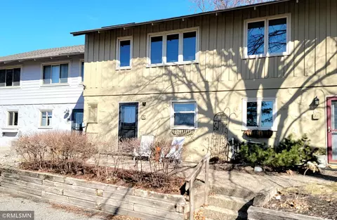32 Carvers Grn, Chaska, MN 55318