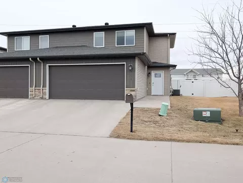 4330 Estate Dr S, Fargo, ND 58104