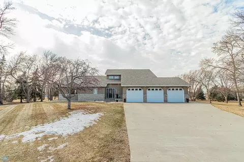 3809 Kensington Dr, West Fargo, ND 58078