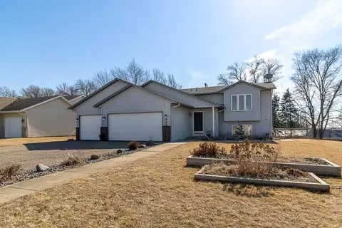 325 E Woodridge Dr, Le Center, MN 56057
