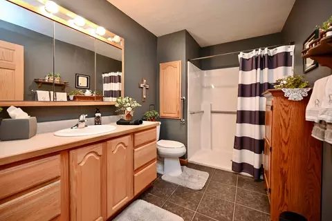 Bath - 760 36th Ave, Goodview, MN 55987 photo 3 of 4