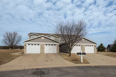 611 Pointe Ct SW, Rochester, MN 55902