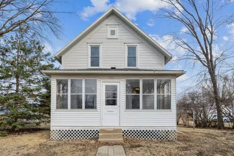 1403 10th St E, Glencoe, MN 55336