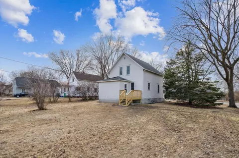 Exterior - 1403 10th St E, Glencoe, MN 55336 photo 3 of 5