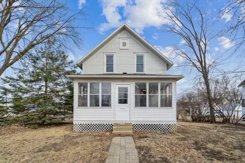 Exterior - 1403 10th St E, Glencoe, MN 55336 photo 4 of 5