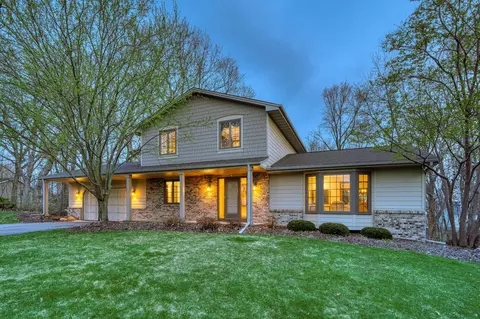9520 Leaftop Cir, Eden Prairie, MN 55347