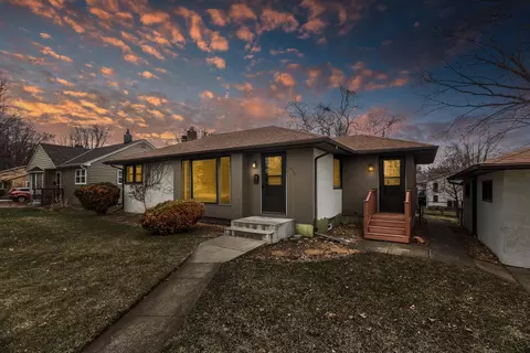 1838 Oxford St N, Roseville, MN 55113