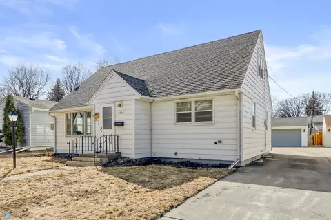 1244 9th St N, Fargo, ND 58102
