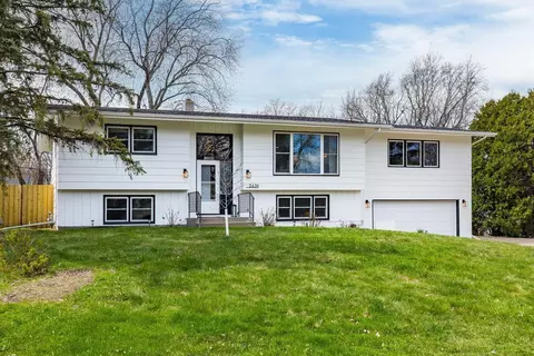 2439 Churchill St, Roseville, MN 55113