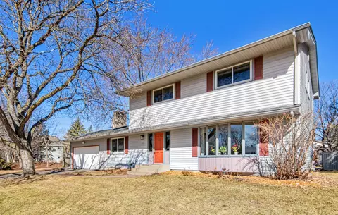 373 Maple Lane Ct, Roseville, MN 55113