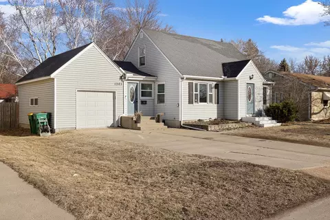 1303 Parallel St, Chaska, MN 55318