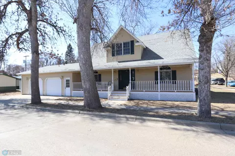 202 Cleveland St, Enderlin, ND 58027