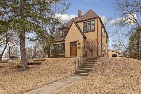 121 S Sverdrup Ave, Jackson, MN 56143