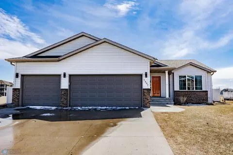1597 Johnson Dr S, Moorhead, MN 56560