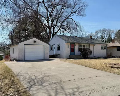 436 Eldridge Ave W, Roseville, MN 55113