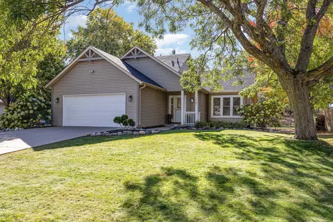 7381 Chesham Ln, Woodbury, MN 55125