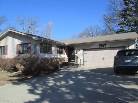 10 Crestview Bay, Faribault, MN 55021