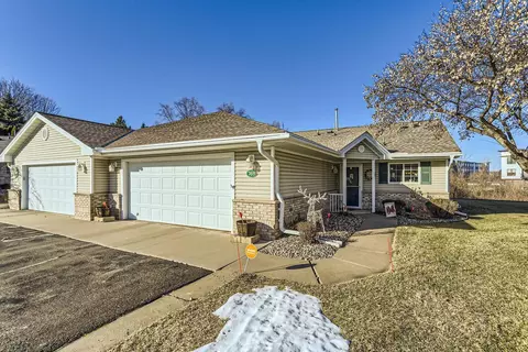 769 Sterling Ct, Mahtomedi, MN 55115
