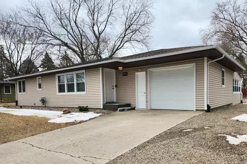 1118 Crestview Rd, Albert Lea, MN 56007