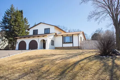 604 Iona Ln, Roseville, MN 55113