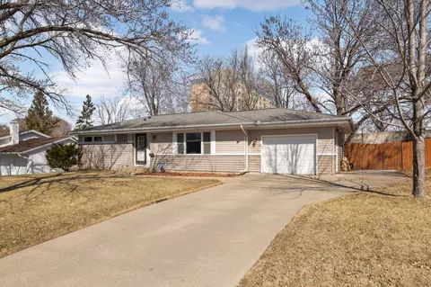 3908 W 82nd St, Bloomington, MN 55437