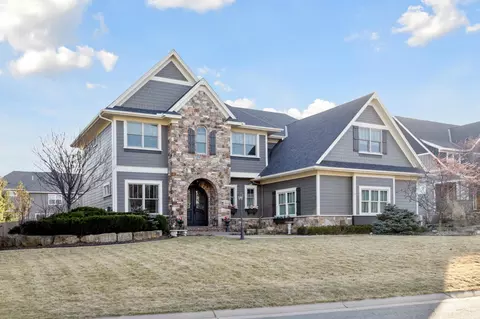 588 Woodland Dr, Mahtomedi, MN 55115