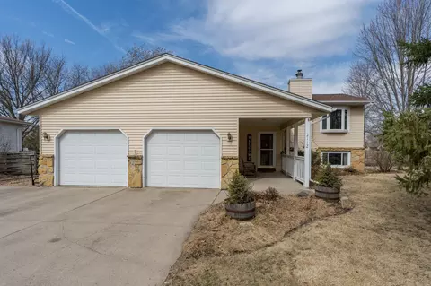 2112 Northridge Dr, North Mankato, MN 56003
