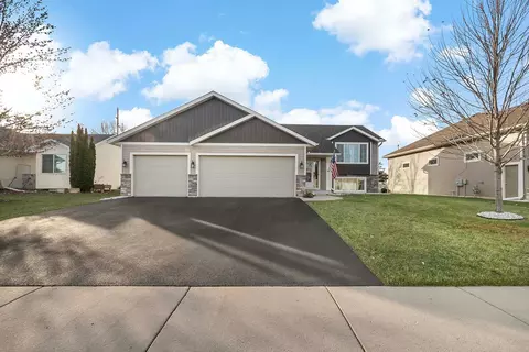 1208 Olivia St SE, New Prague, MN 56071