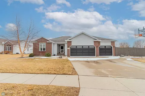 707 Lakeridge Dr, West Fargo, ND 58078