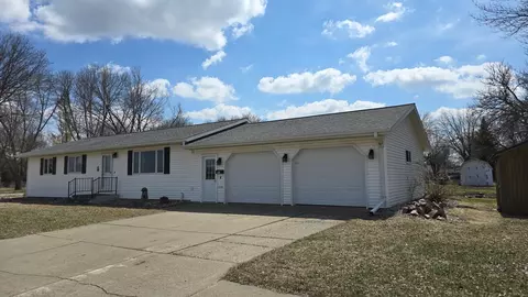 502 E Southview Dr, Marshall, MN 56258