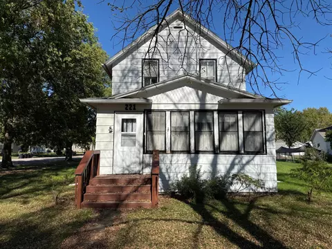 221 W 4th St, Morton, MN 56270