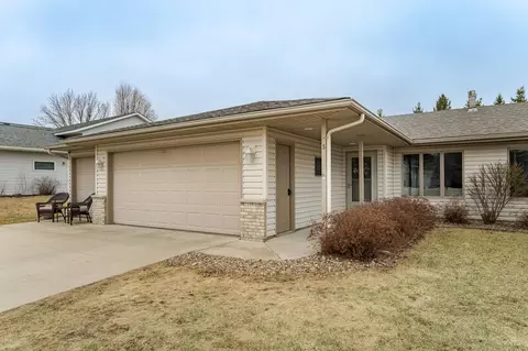 3 Lillie Ln SE, Pine Island, MN 55963
