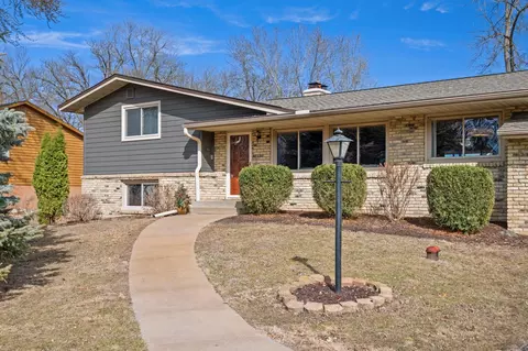 5955 Seamans Dr, Shorewood, MN 55331