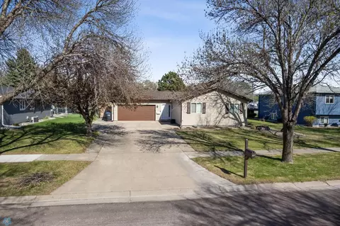 1922 18th St S, Fargo, ND 58103