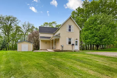 307 Meadow Woods Dr, Mankato, MN 56001
