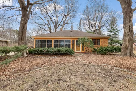1086 Sherren St W, Roseville, MN 55113