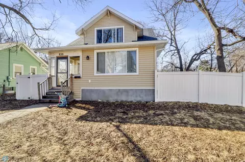 830 Kennedy Ct N, Fargo, ND 58102