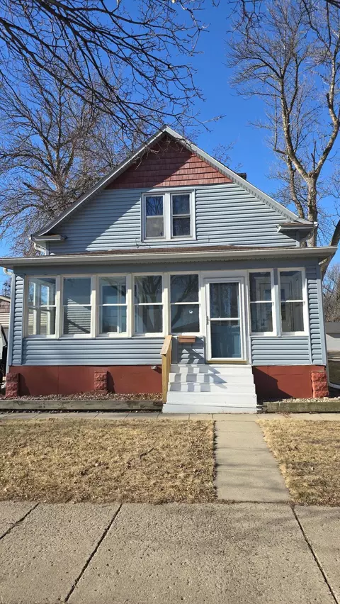407 W Saratoga St, Marshall, MN 56258