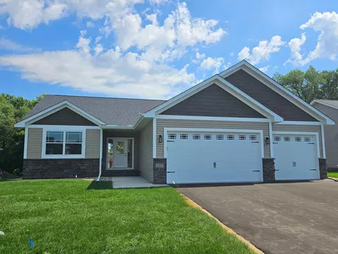 1371 Southfork Dr SE, Hutchinson, MN 55350